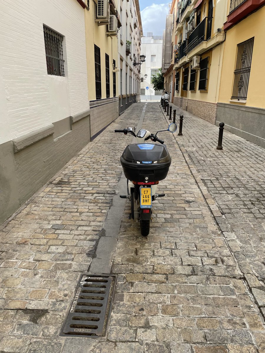 Jumasterr's tweet photo. Buenas días @cooltra , por favor, retiren este vehículo antes de que ocurra un accidente. Calle Virgen del Subterráneo, Sevilla. @Ayto_Sevilla @PoliciaSevilla https://t.co/OecM3o6UvX