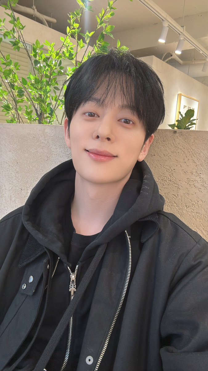 [📸]
#BOYFRIEND #DONGHYUN VIDEO TALK EVENT

#ドンヒョン と楽しい時間を過ごしてくださった皆さん、ありがとうございました✨️
寒くなってきたので、暖かくして過ごしてくださいね☕️

#보이프렌드 #동현