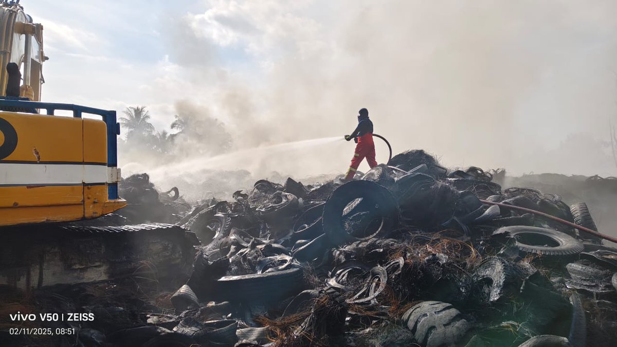 Firefighters still battling remnants of tyre factory blaze at Batu 9, Jalan Kuching–Serian after five days
 dayakdaily.com/firefighters-s…