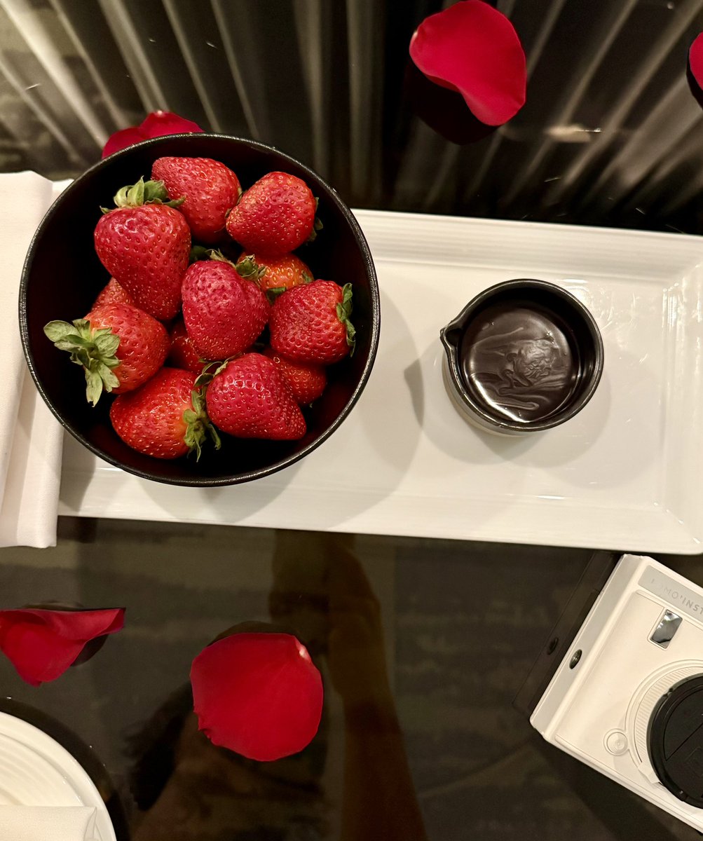 _avery_page's tweet image. Toronto you really showed up for me, the love I felt this trip was unreal ❣️

Also grieving with you over the Blue Jays loss 💙