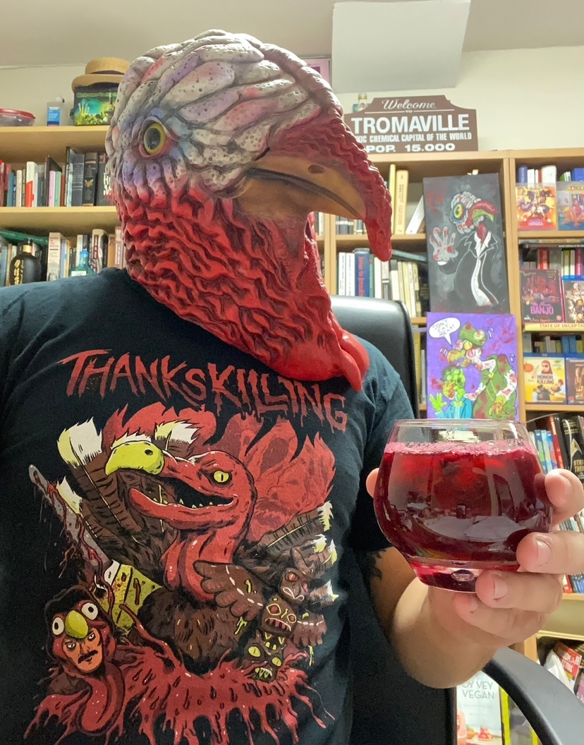 Turkeymanll's tweet photo. Gobble Gobble 🦃
Day 2 of #ThanksgivingCountdown
One of my favorites to watch in November is #ThanksKilling it is a silly and fun killer Turkey film. I hope you check it out and enjoy 💚
@DebbieRochon https://t.co/I7kwigQCNe