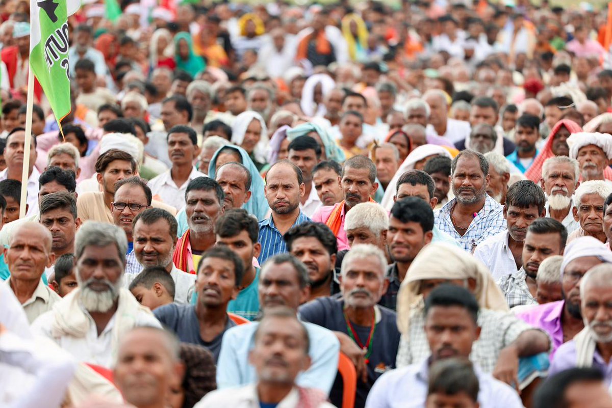 INCIndia's tweet image. नेता विपक्ष श्री @RahulGandhi ने आज बेगूसराय में विशाल जनसभा को संबोधित किया।

BJP-JDU की सरकार ने जनता को सिर्फ ठगा है, लेकिन अब बदलाव की बारी है।

जनता का भरोसा और उनकी उम्मीद महागठबंधन के साथ है। 

📍 बिहार