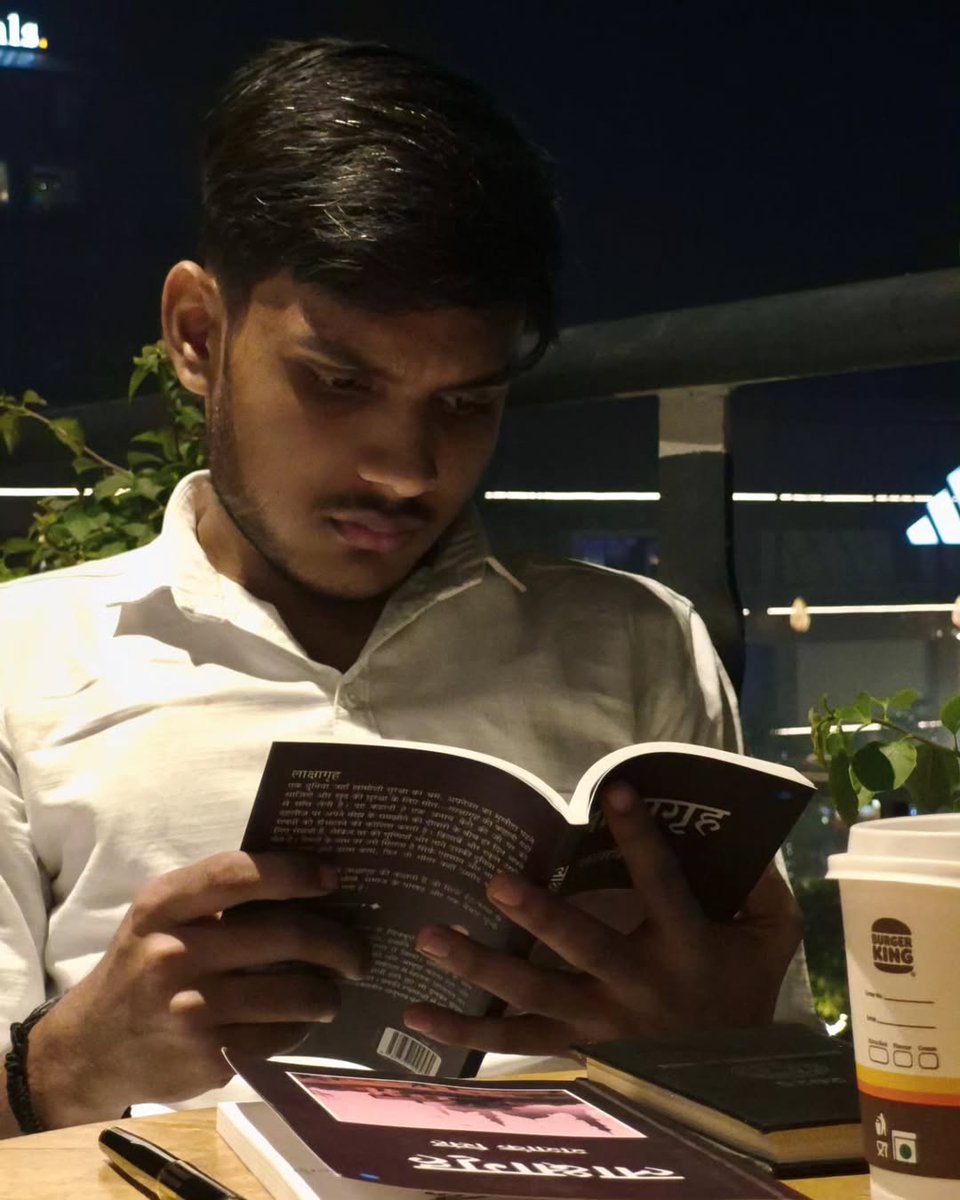 licentiousrohit's tweet photo. मैंने उसे इस किताब के लिए अथक परिश्रम करते देखा है, और आखिरकार मैं यह कह सकता हूँ: मेरा भाई एक प्रकाशित लेखक है!
उसकी पहली किताब "लाक्षागृह" अब बाज़ार में है। उसके सपनों को सच होते हुए देखना अद्भुत है। बहुत गर्व है!
#लाक्षागृह #नईरिलीज़ #भारतीयलेखक 
https://t.co/4oJTOwy6CL https://t.co/3dytkR1het