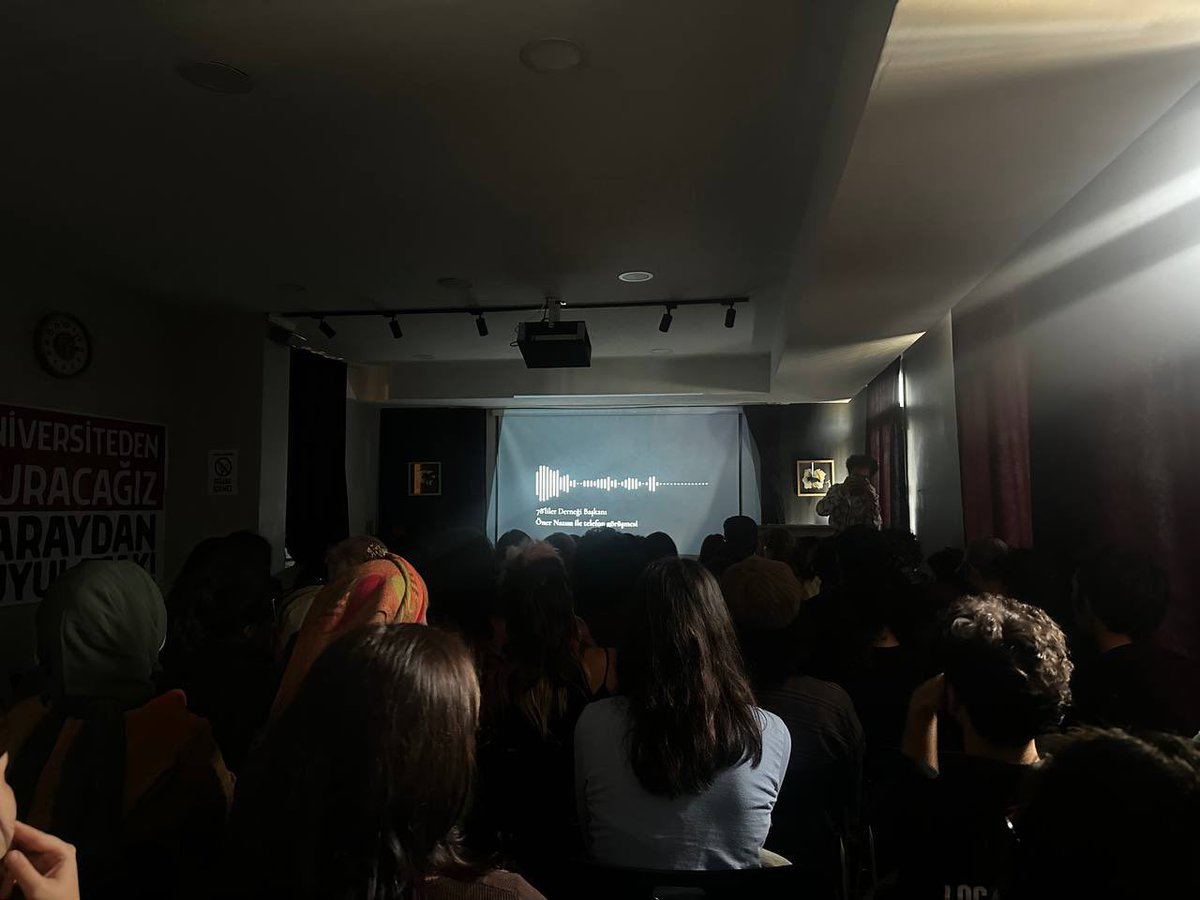 📽️YÖK’ü tartıştığımız etkinliğimiz "Geçmişten Bugüne YÖK" belgesel gösterimiyle başladı.

Bu kez kürsüde biz varız!
#ÜniversitelilerTartışıyor