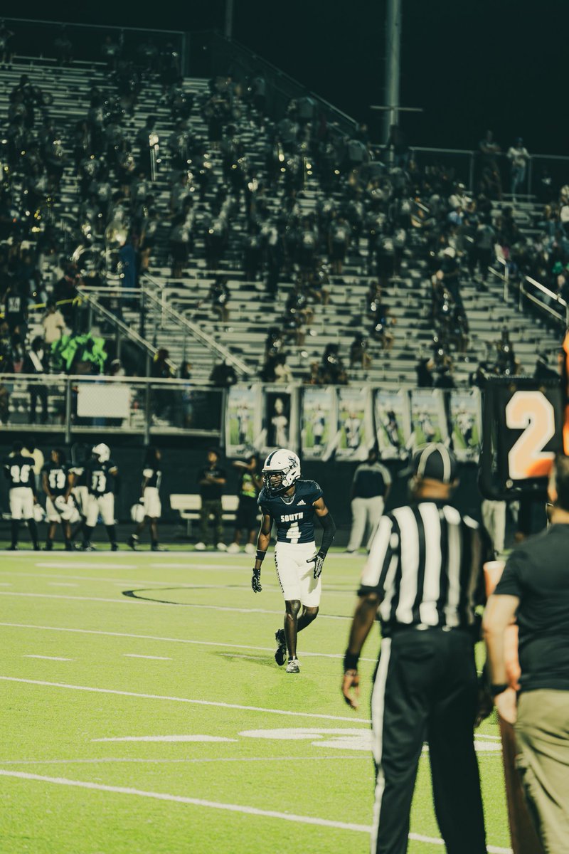 5’11 170 Pound DB that has the versatility to play every position in the backend! 
31 tackles
4 PBUs
3 FF 
Real Deal Playmaker In The Secondary.. Just Press Play ▶️ 

Check out my Senior Season Tape!
👇🏾

hudl.com/v/2T7ZCF