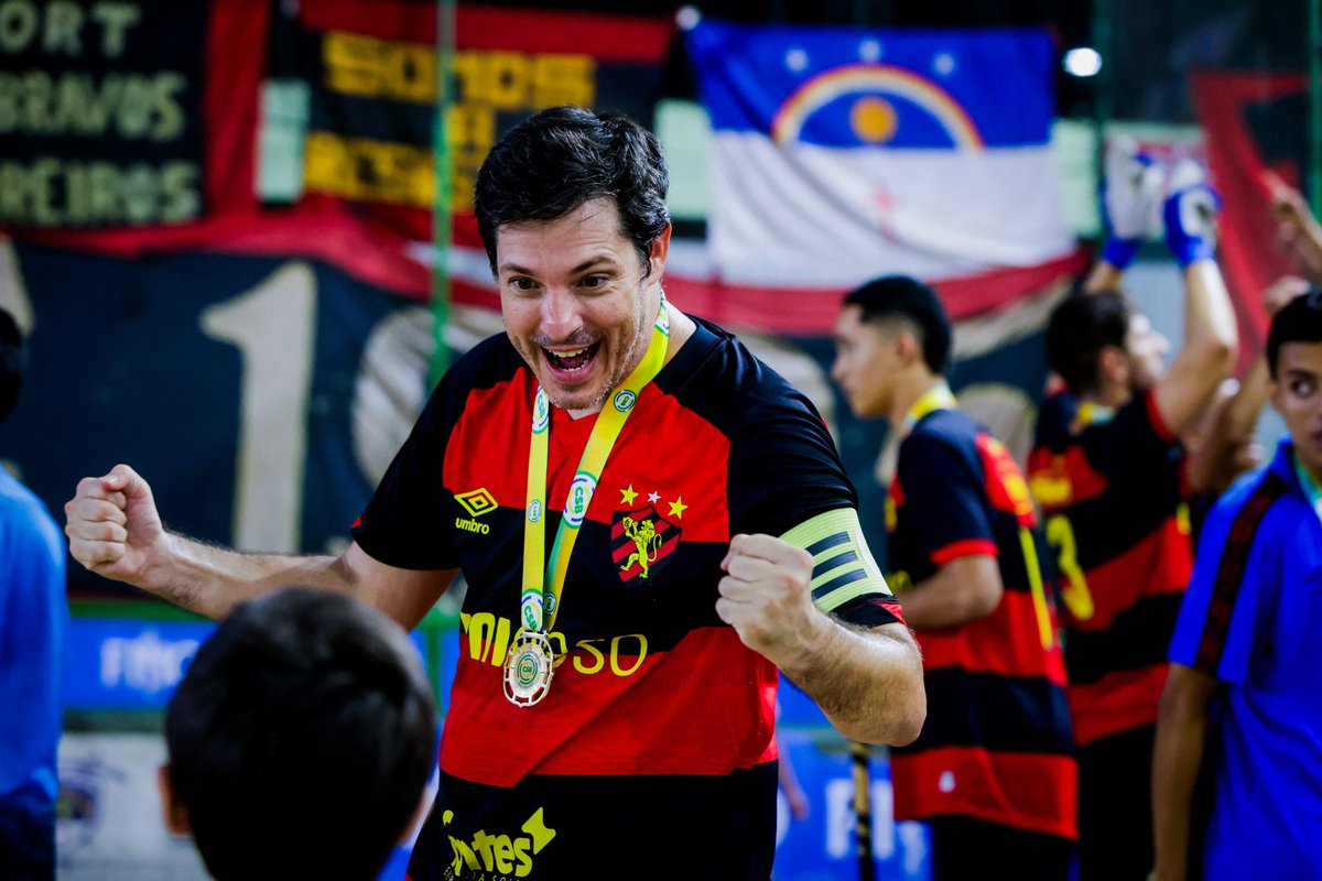 Bom tarde só pra quem é 𝐇𝐄𝐏𝐓𝐀𝐂𝐀𝐌𝐏𝐄𝐀̃𝐎 𝐁𝐑𝐀𝐒𝐈𝐋𝐄𝐈𝐑𝐎 de Hóquei 🏒🏆🦁

📸 Sandy James / Sport Club do Recife