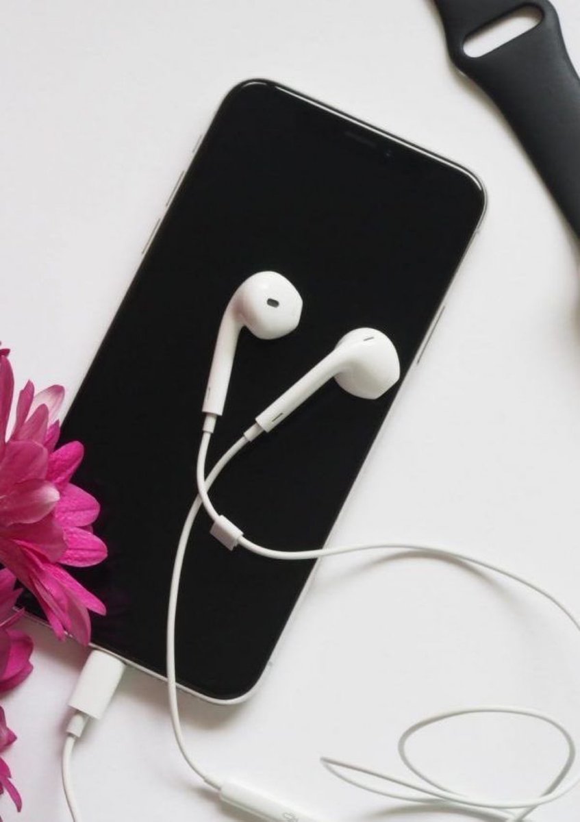 الانسان اذا حب بـ مُجرد انه يسمع صوت 
محبوبه يرتاح من كلشي يضايقه ويستمتع 
بصوت محبوبه ويصير كلشي عنده حلو

   وقيل على سياق ذلك :

 من سمع صوتك وهو ضايق من الدنيا 
   ترجع له الضحكه اللي مبطيٍ عنها .