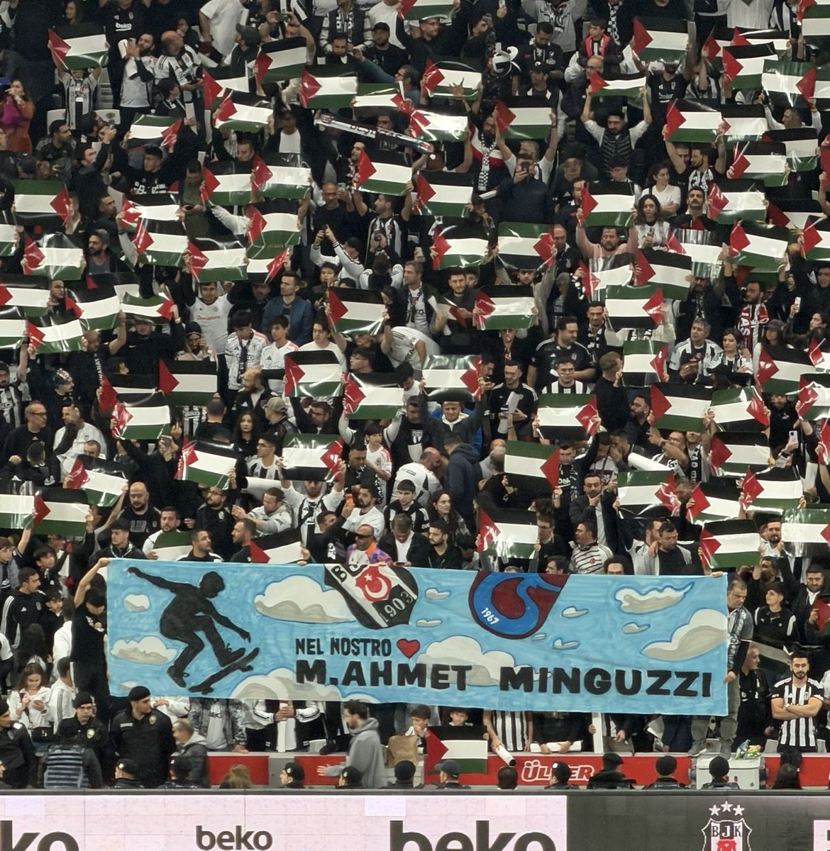 Beşiktaş taraftarları, Trabzonspor logolu Mattia Ahmet Minguzzi pankartı açtı.

"Bir ülkenin geleceği, çocuklarının gülüşünde saklıdır."