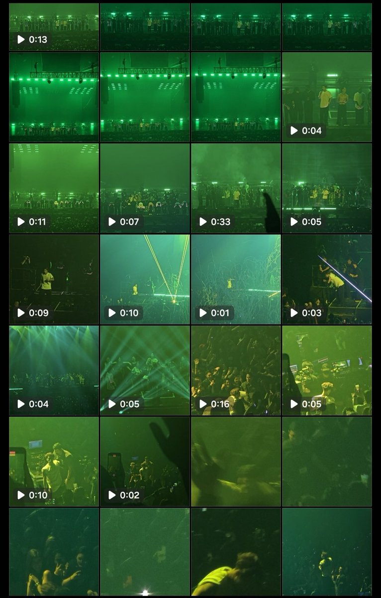 fandayne's tweet photo. Pardon to solo Jackson Wang fans for this but here's to feed my ahgase self.

No green ocean for Jackson tonight but he gave us the green sky. 

@JacksonWang852 @teamwangofcl
#MagicMan2inManila #JacksonWangInManila 
#JACKSONWANGWORLDTOUR https://t.co/Fr07Stpu67
