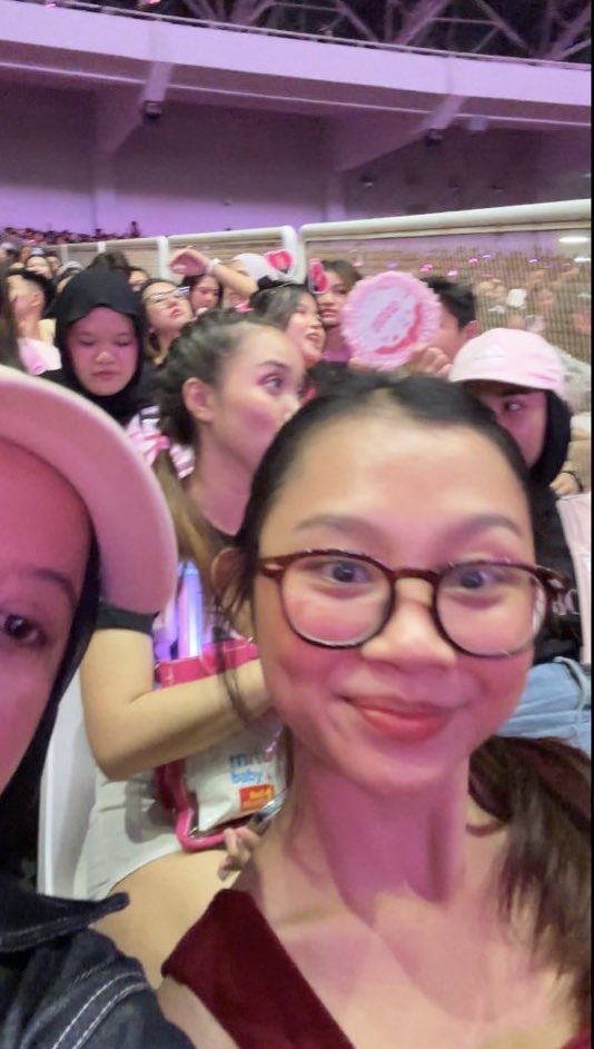 TWITTER PLEASE DO YOUR MAGIC

tadi gue duduk sama kakak ini namanya dea, rumahnya bintaro. sempet tuker sosmed karena mau bagi fancam. tapi ilang nama ig nya. please bantuin nemu kakak ini dong😭😭😭
#DEADLINE_IN_JAKARTA