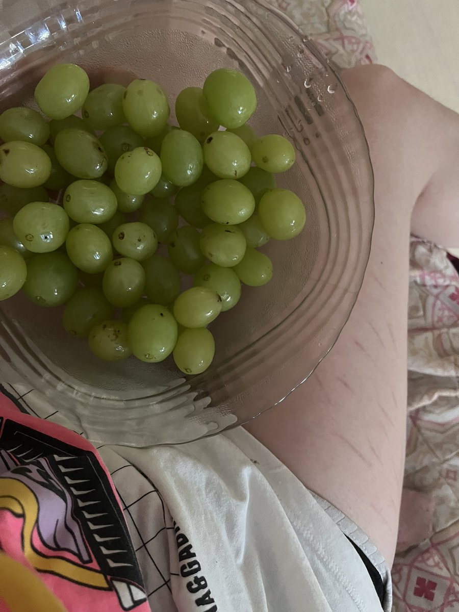 thinhaech's tweet image. meu almoço sendo 500g de uvinha 💕💕