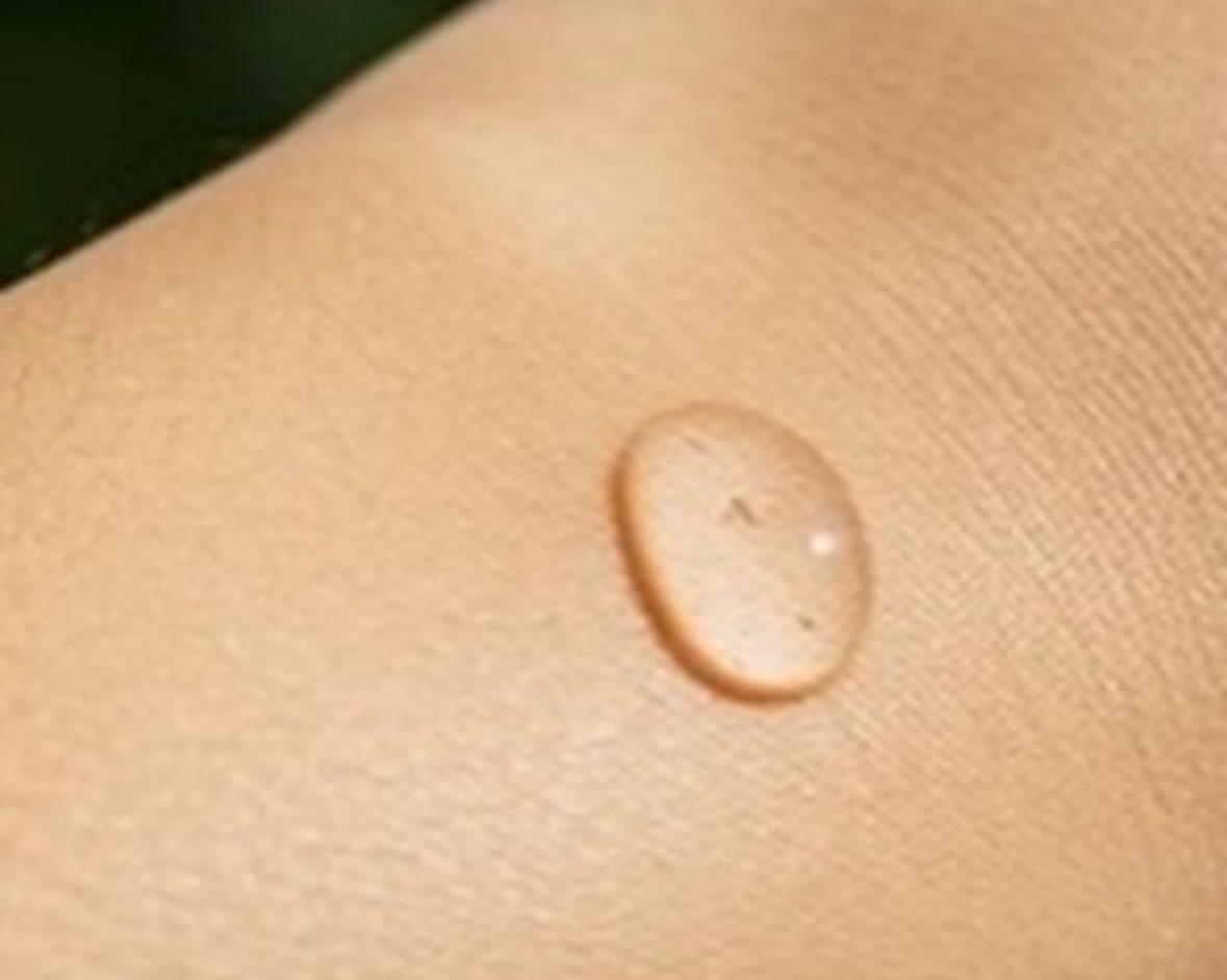 GlowriaWith's tweet image. A drop of Glowria, a dose of confidence 💧✨
Brightens, hydrates &amp;amp; revives naturally. 🌸 
#NaturalGlow #GlowWithGlowria #SerumMagic