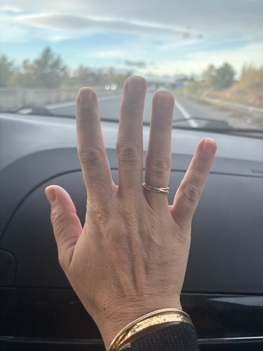 20 ans de mariage et 4 enfants ici avec une alliance histoire d’or ! Et si c’était à refaire je redirais oui 1000 fois ! 

Et oui ! Le  mariage n’est pas une story insta et sa solidité est en général inversement proportionnelle au côté bling bling des époux 🦃

Pour info le taux