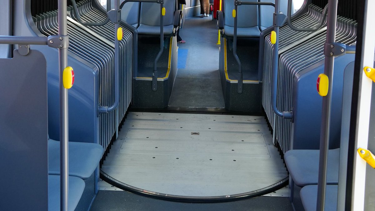 DTPMet's tweet photo. El ministro @MTTChile, Juan Carlos Muñoz; la directora DTPM, Paola Tapia, cumplen el hito de @Red_Movilidad: superar el 50% de flota eléctrica⚡
🚍 También presentaron junto a Metbus y BYD, la nueva flota de buses articulados eléctricos: 
✅140 pasajeros y 300 km de autonomía. https://t.co/yINcwkOn2x