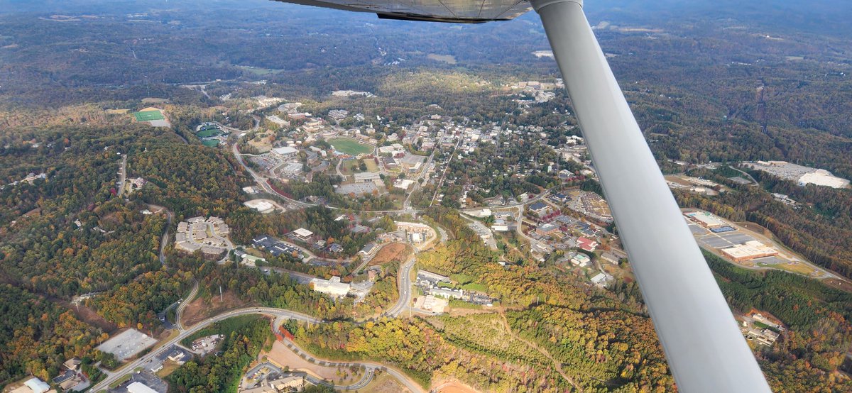 A bit of fall color up in the base of the Appalachians today.  Beautiful day for #SkyhawkSunday flying.