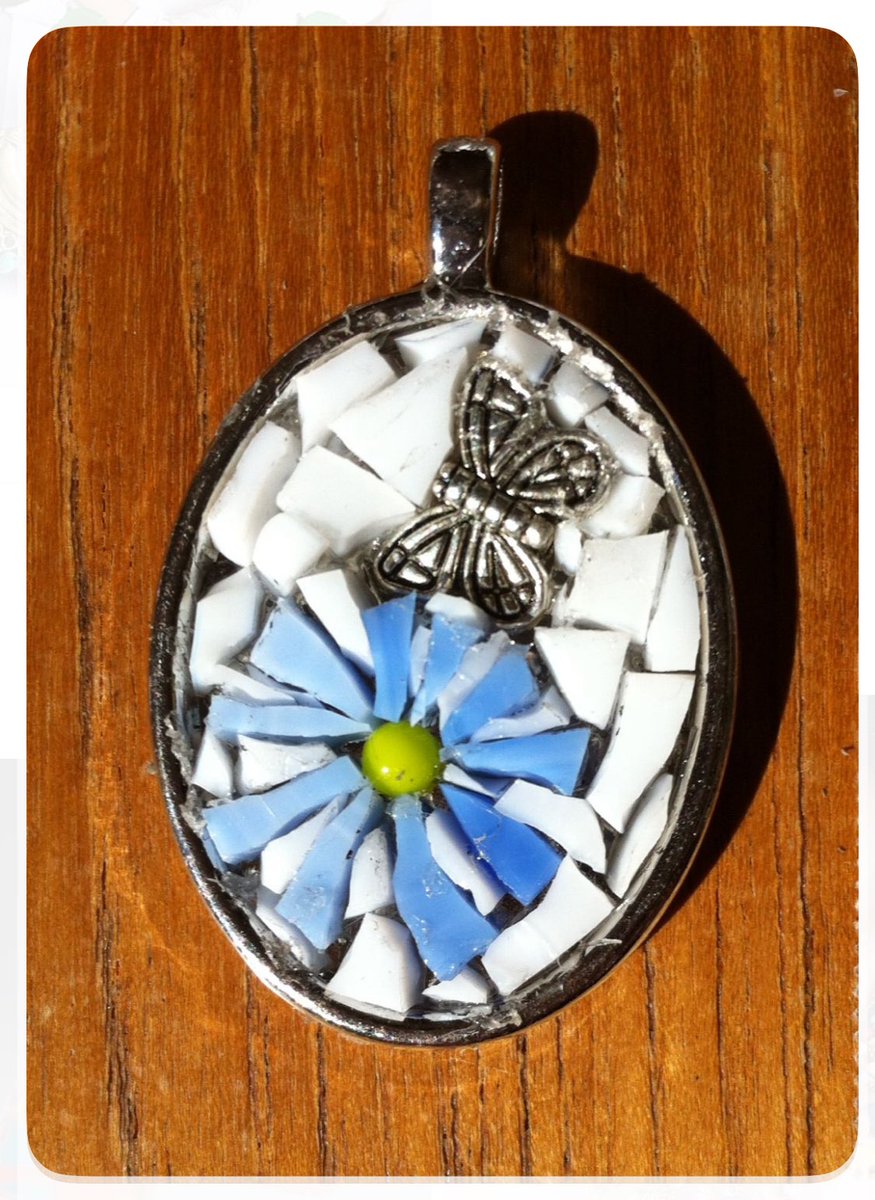 i1v's tweet image. #الفسفساء في الحلي والمجوهرات فنٌ رائع يضيف لمسة من الجمال والتميز،
وتُستخدم القطع الصغيرة الملونة لإنشاء تصاميم فريدة ومبتكرة.
 #مجوهرات #اكسسوارات #فنون