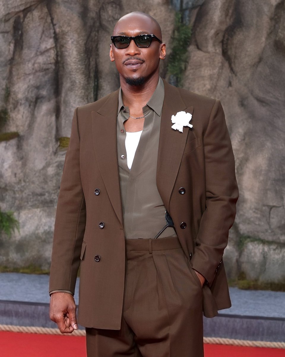 THEHORRORGOTH's tweet image. DILF of the year is actually Mahershala Ali