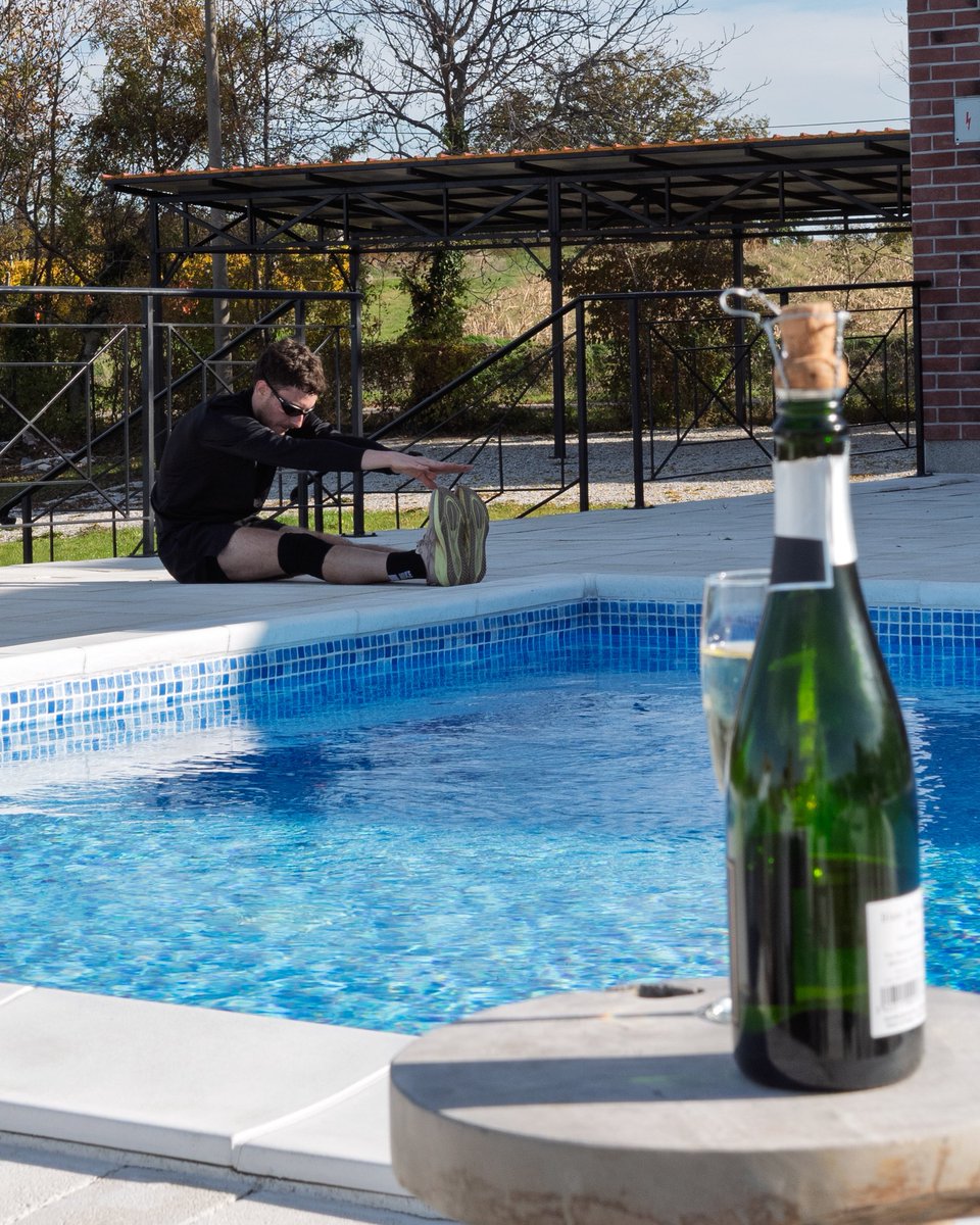 Хорошошно отдохнули с друзьями посреди рабочей недели на Фрушке. Погода всю неделю волшебная, загорать в конце октября — любо.