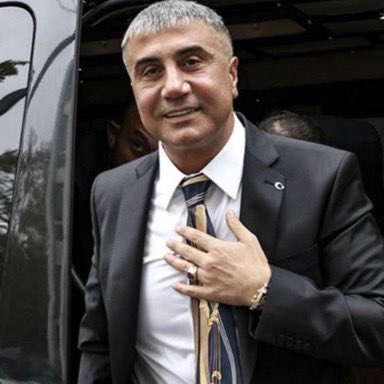 Reis Sedat Peker…
Bu ismi duymayan kalmadı.
Sosyal medyada, sokaklarda, insanların dilinde hep aynı kelimeler yankılanır: merhamet, vicdan, yürek.
Ramazan’da dağıttığı erzak kolileri, Kurban’da yapılan bağışlar, gazi ve şehit ailelerine alınan evler, ihtiyaç sahiplerine verdiği