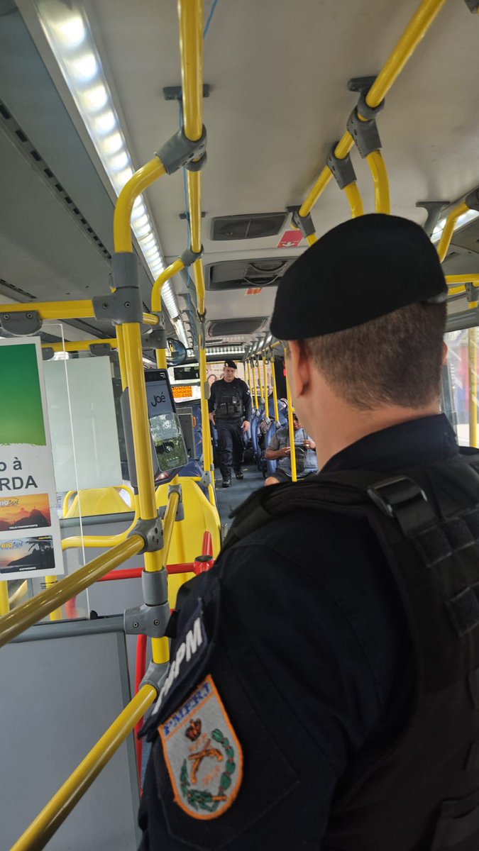 PMERJ's tweet photo. Equipes do #4BPM realizam o Policiamento Transportado em Ônibus Urbano (#PTOU), na tarde deste domingo (02), em frente à Estação Leopoldina, localizada na Av. Francisco Bicalho.

#OperaçãoVerão #PMERJ #ServireProteger https://t.co/0IaNqsyM9o