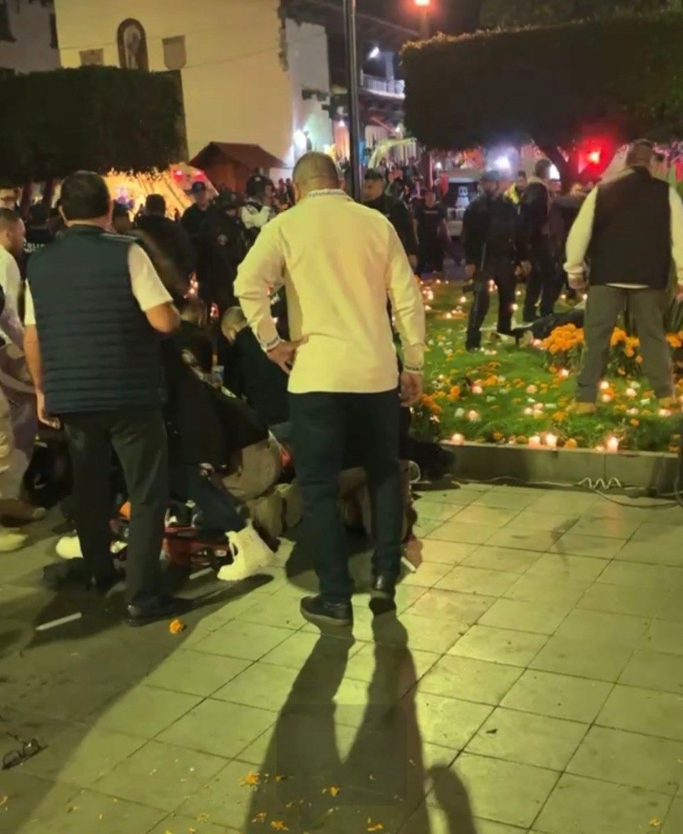 🇲🇽 #Mexico: The mayor of Uruapan, Carlos Menzo, was assassinated while walking on the street by a group of armed attackers.

Menzo was known for his outspoken stance against drug cartels and his criticism of political parties for failing to curb cartel violence and rising crime