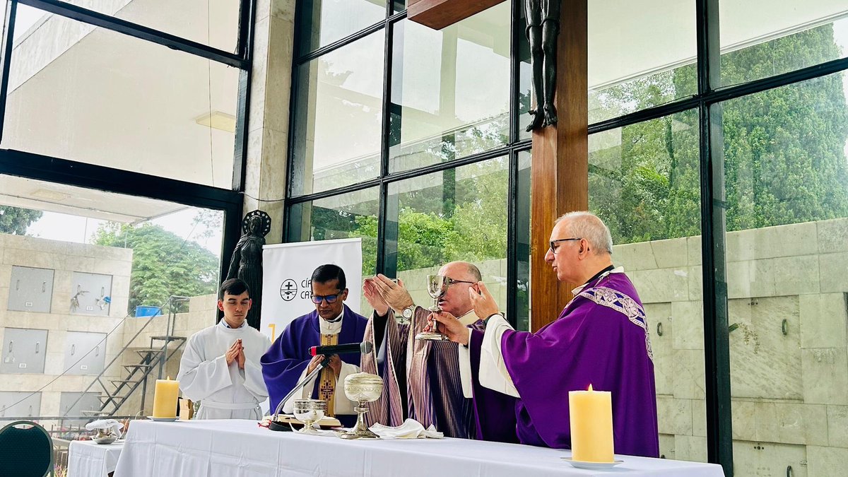 Celebrando la misa del día de los fieles difuntos en la capilla del panteón del Círculo Católico en el cementerio del Norte con el Nuncio Apostólico, otros sacerdotes y muchos fieles. Hoy los jóvenes hacen la “misión de la esperanza” en los cementerios.