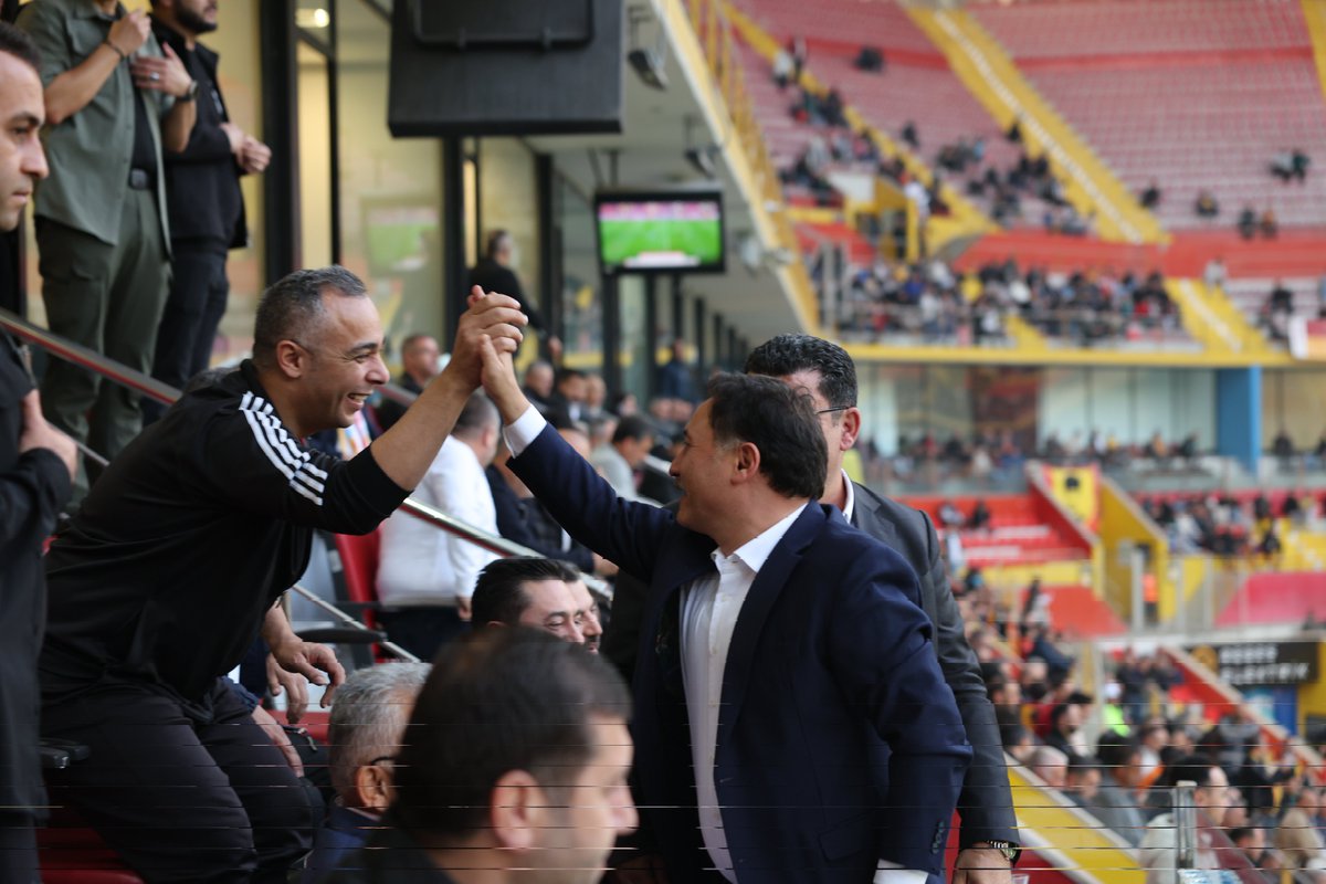 Kazandık!

Valimiz Sayın Gökmen Çiçek, Kayseri Milletvekili Baki Ersoy, Büyükşehir Belediye Başkanı Memduh Büyükkılıç ve protokol üyeleriyle birlikte, Kayserispor’umuzun 3-2 galip geldiği Zecorner Kayserispor - Kasımpaşa A.Ş. futbol müsabakasını tribünden izledi.