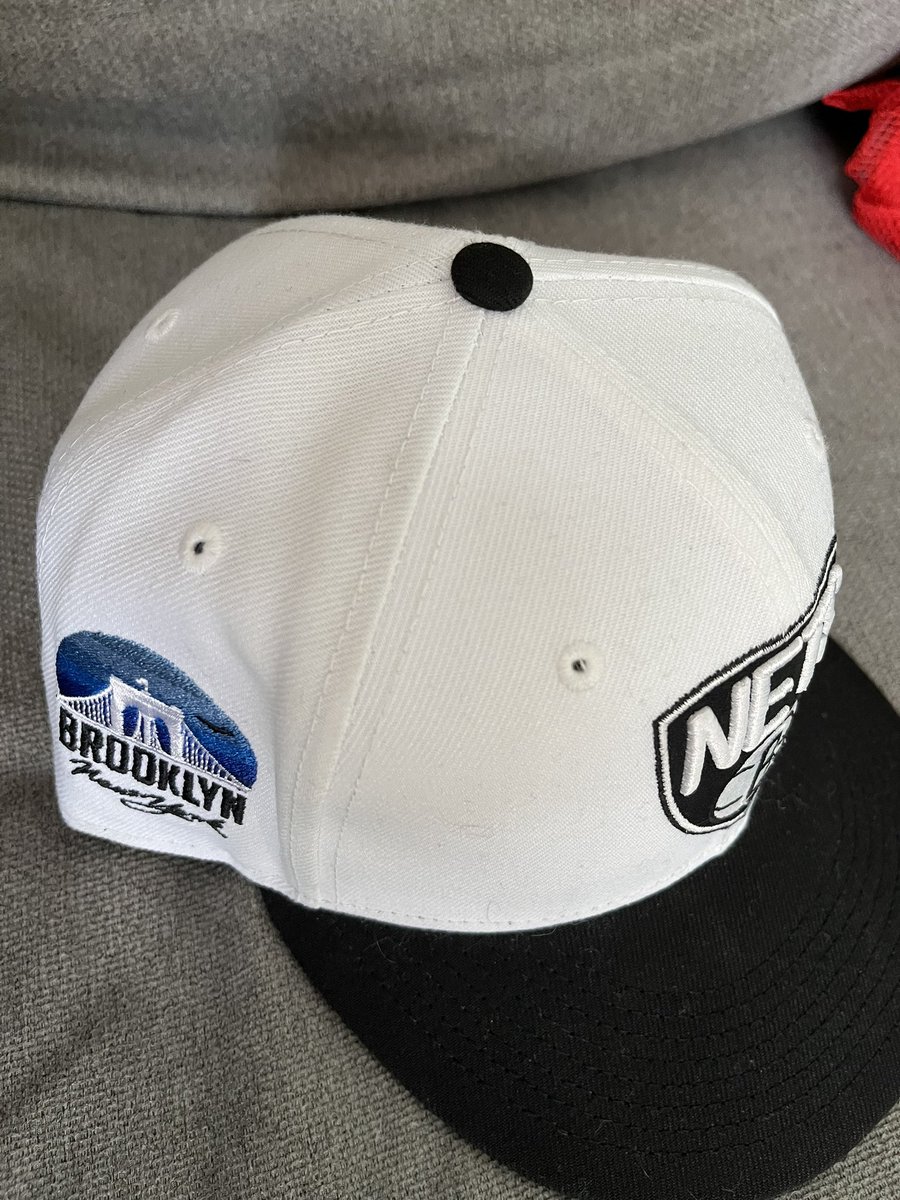 Muzixndmd's tweet image. #NetsCapOfTheDay
2-tonew\ Brooklyn Bridge side patch.
#NetsLevel  #NetsOnYes #NetsTwitter #UnitedBikeCaps #LidsLoyal #59Fifty posting a different Nets cap for each Nets game all season.