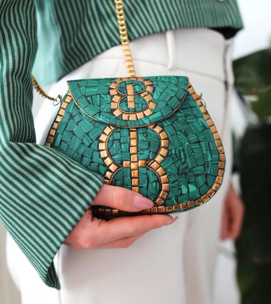 i1v's tweet image. لمسة فنية رائعة! #الفسيفساء تضيف لمسة من الجمال والتميز إلى الحقائب النسائية، تجمع بين الألوان والتصاميم لتعكس شخصية المرأة الأنيقة. #حقائب_نسائية #موضة