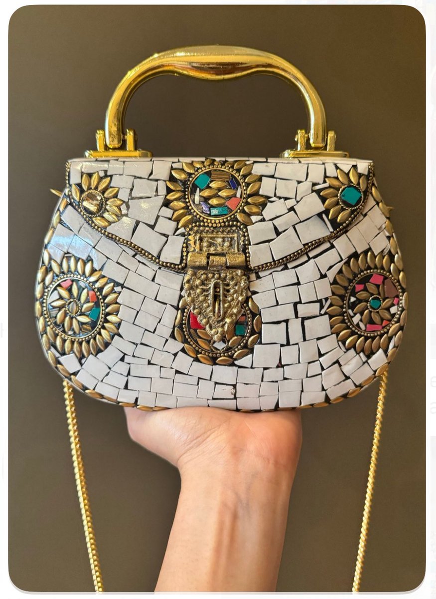 i1v's tweet image. لمسة فنية رائعة! #الفسيفساء تضيف لمسة من الجمال والتميز إلى الحقائب النسائية، تجمع بين الألوان والتصاميم لتعكس شخصية المرأة الأنيقة. #حقائب_نسائية #موضة