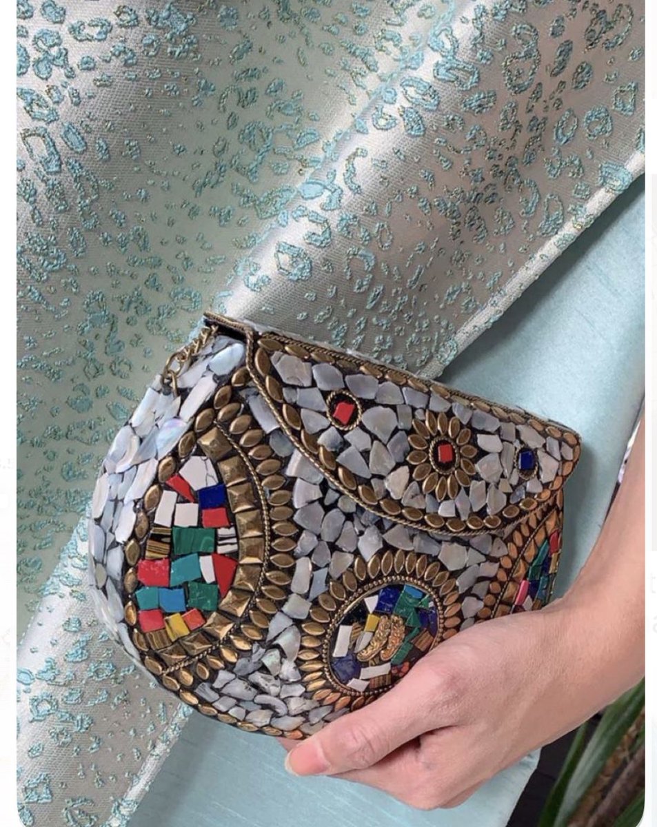 i1v's tweet image. لمسة فنية رائعة! #الفسيفساء تضيف لمسة من الجمال والتميز إلى الحقائب النسائية، تجمع بين الألوان والتصاميم لتعكس شخصية المرأة الأنيقة. #حقائب_نسائية #موضة