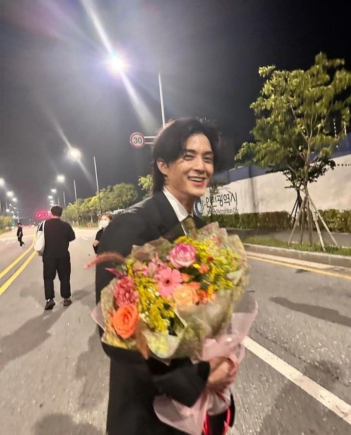 chloeloe99's tweet photo. ⬇️이런 남자를                    ⬇️이렇게 만드는 
연애를 하고 싶다........................ https://t.co/zLLQfeYePf
