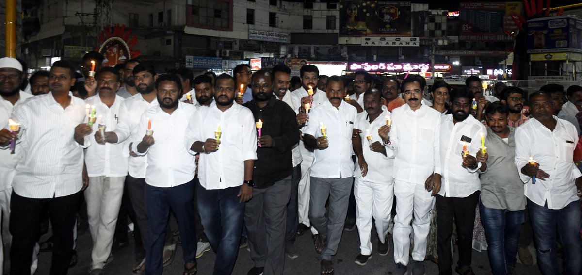 JaganannaCNCTS's tweet photo. అనంతపురం
కాశీబుగ్గ తొక్కిసలాటలో మరణించిన వారి ఆత్మకు శాంతి కలగాలని కోరుతూ అనంతపురం జిల్లా కేంద్రంలోని టవర్ క్లాక్ సర్కిల్ నందు అనంతపురం అర్బన్ వైయస్ఆర్సీపీ నాయకుల కోవొత్తుల ప్రదర్శన.
#NaraHanthakuduCBN
#SaveDevoteesFromTDP
#KasibuggaStampede
#JaganannaConnects https://t.co/lkS4hcnOeP