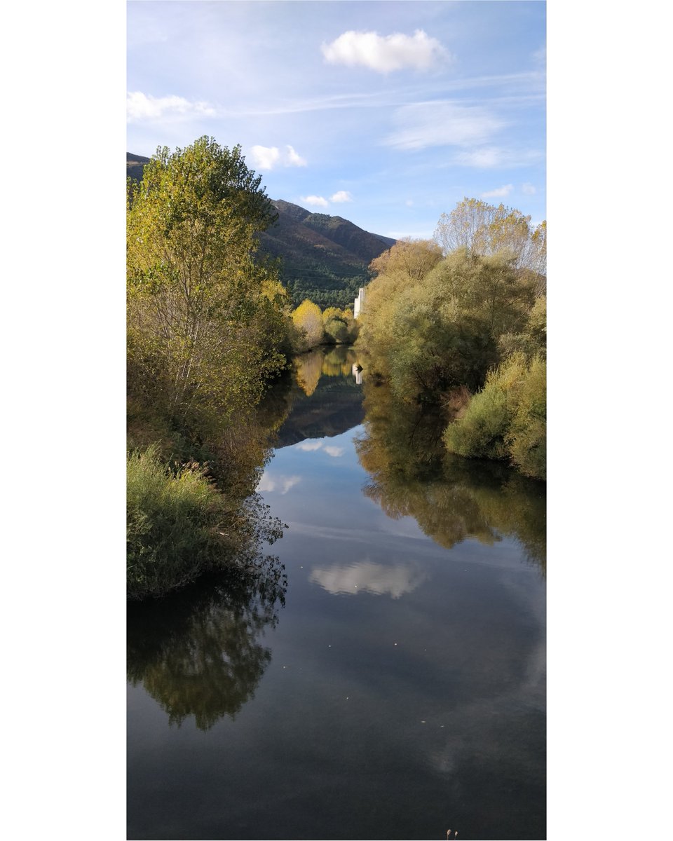 EnnaSwan's tweet photo. Trece kilómetros y veintiún metros.
Otoño calizo y otoño.
El río respira belleza. https://t.co/PrbM6Er3Rm