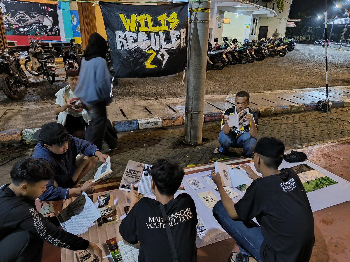 Ikut kegiatannya <a href="/mdncrzyftbll/">PSM MADIUN KEBANGGAAN</a> , sambil membuka Lapak Baca Gratis untuk teman-teman yang datang. Beberapa zine rilisan kami dan kiriman zine ikut ditampilkan sambil mengulas memori musim yang sudah-sudah. Maturnuwun ndan <a href="/mdncrzyftbll/">PSM MADIUN KEBANGGAAN</a>