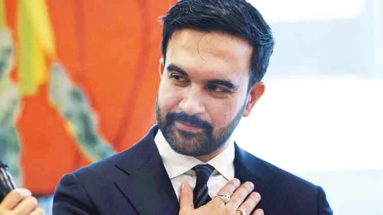 New York’ta Müslüman Belediye Başkanı

35 yaşındaki Mamdani Uganda asıllı

Demokrat Parti’nin Müslüman adayı Zohran Mamdani anketlerde açık ara önde

Trump, Mamdani’yi ‘komünist deli’ diye niteleyerek şehre ulusal muhafız yollayabileceğini söylüyor.