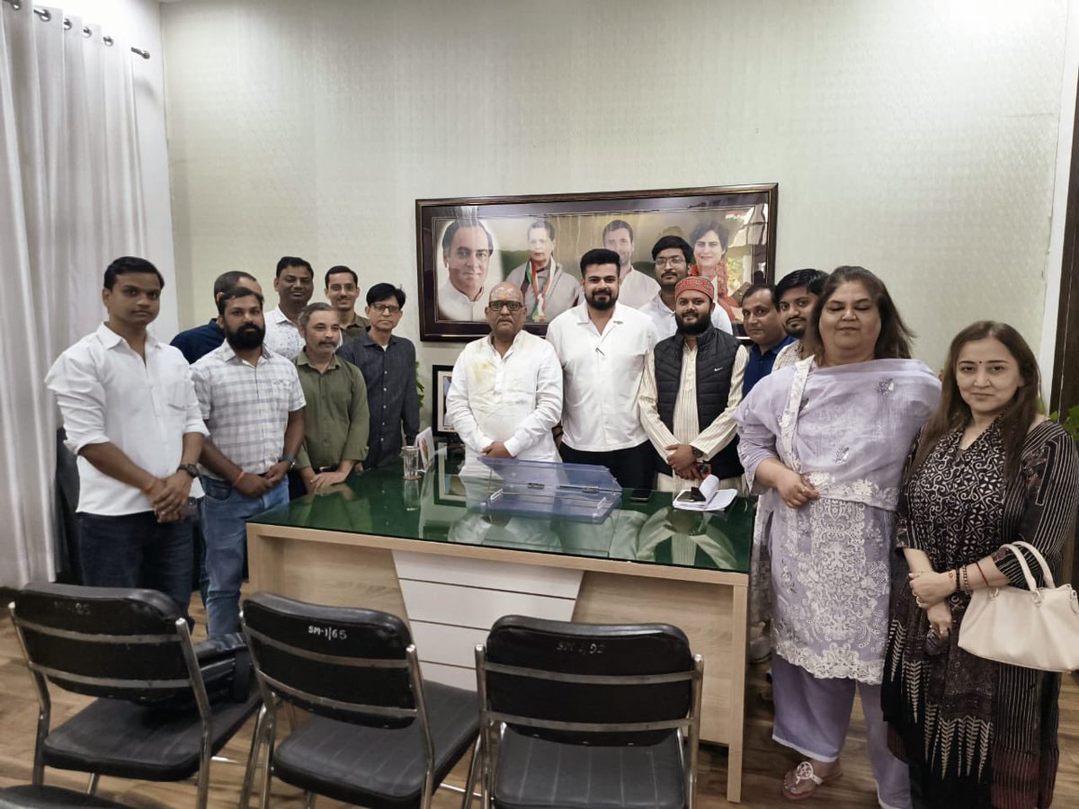 आज <a href="/INCUttarPradesh/">UP Congress</a> मुख्यालय लखनऊ में नेशनल कॉर्डिनेटर श्री <a href="/ayushconnects/">Ayush Pandey🇮🇳</a> जी और चेयरपर्सन श्रीमती <a href="/pankhuripathak/">Pankhuri Pathak पंखुड़ी पाठक پنکھڑی</a> जी के नेतृत्व में सोशल मीडिया विभाग के प्रदेश समन्वयकों व सह समन्वयकों की बैठक आयोजित हुई जिसमें आगामी चुनावों की तैयारी व संगठन सृजन को ले कर चर्चा हुई ।