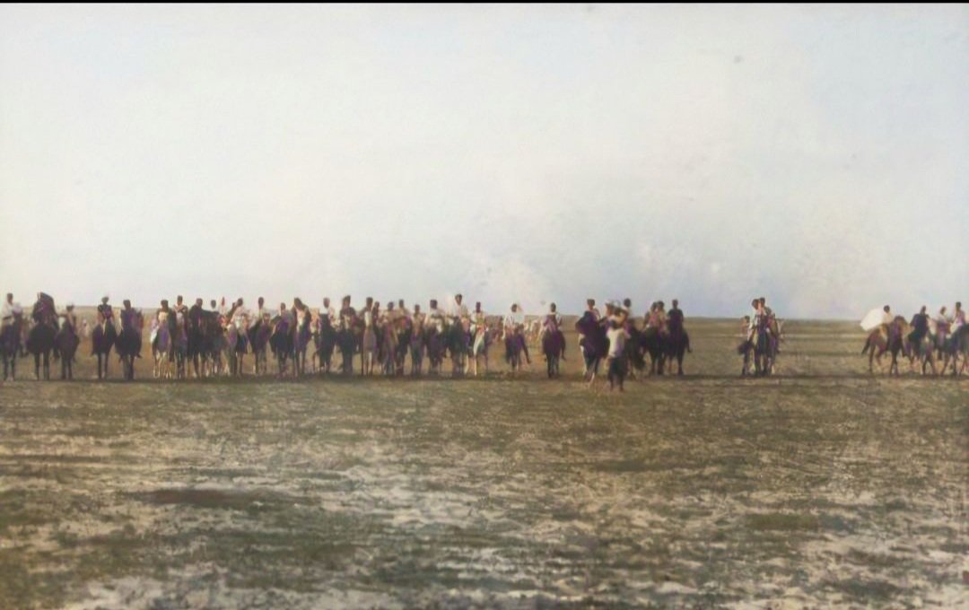Majeerteen horsemanship across the 19th and 20th centuries 🧵

1. Hobyo[1924]

The elite cavalry of Sultan Ali Yusuf I march through the outskirts of Hobyo.