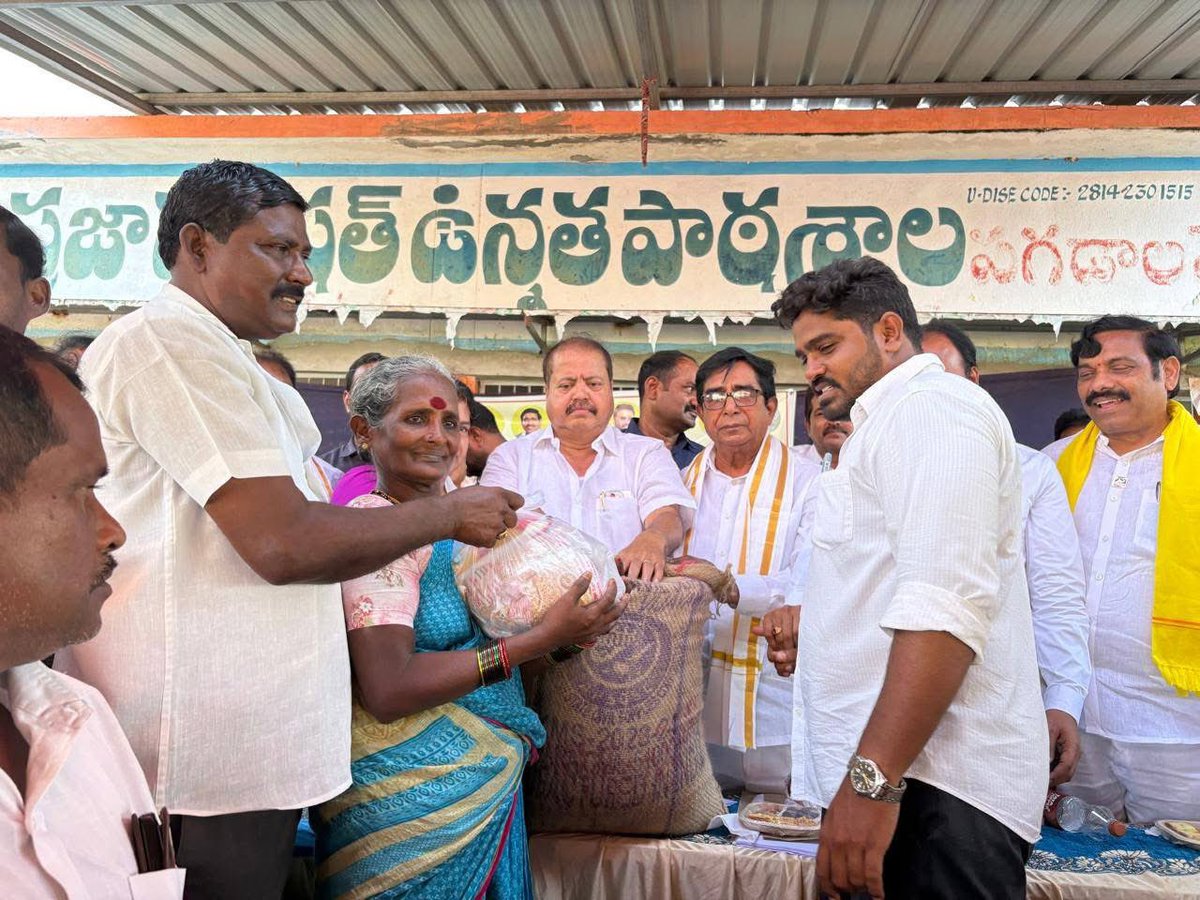 AndhraPKFans's tweet photo. కాకినాడ రూరల్ తూరంగి గ్రామం పగడాలపేటలో 900 మంది మత్స్యకార కుటుంబాలకు నిత్యావసర సరుకుల పంపిణీ కార్యక్రమంలో పాల్గొన్న ఎమ్మెల్యే @PanthamNanaji గారు
తుఫాన్ సమయంలో అధికారులు,నాయకులు అందరూ కలిసి పనిచేశారు.కూటమి ప్రభుత్వం ఎప్పటికీ ప్రజలతో ఉంటుంది.
#KakinadaRural #CycloneRelief https://t.co/6GzgXbW1ac