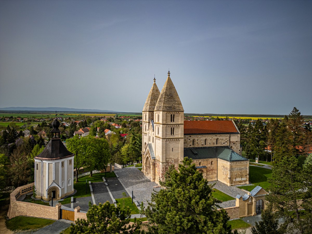 HungaryBased's tweet image. 🚨: A NEW Record of Churches Renovated in Hungary.

Officially 4,000 Church have been Renovated and Built.

Christianity and Tradition's Revival is Happening. 🇭🇺✝️