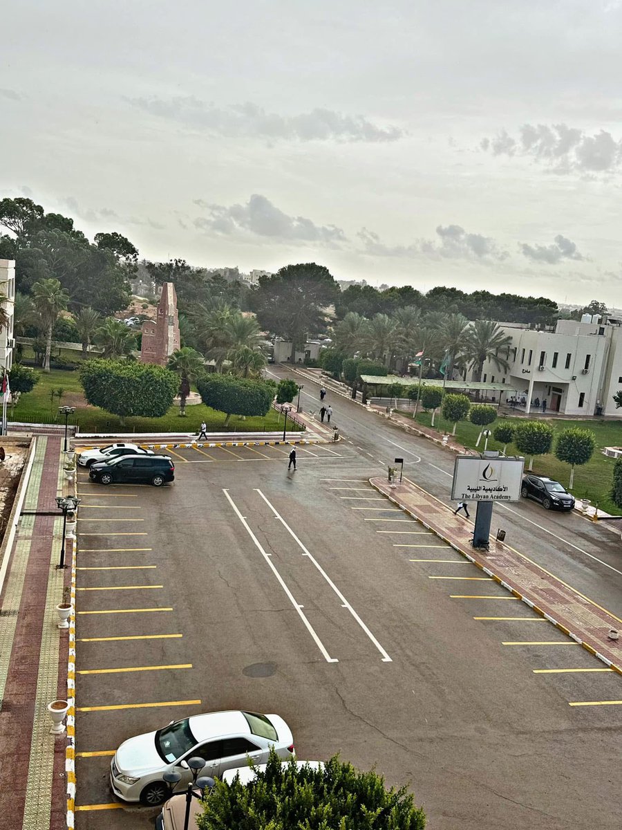 Bahyden1's tweet image. أجمل أيام الأكاديمية ديما تكون في الشتاء سيمستر رايق وحتى الدكاترة رايقين وقمة العطاء ❤️