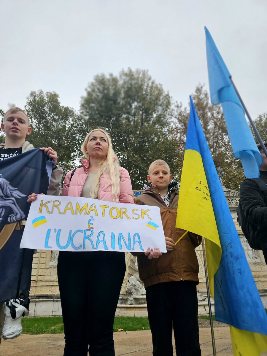 Oggi Bologna si tinge di giallo e blu, i colori del coraggio, della speranza, della resistenza.

I colori di un popolo libero.

Saremo eternamente grati a chi in questo momento difficile cammina al nostro fianco, siete la nostra forza. 💙🇺🇦🙏