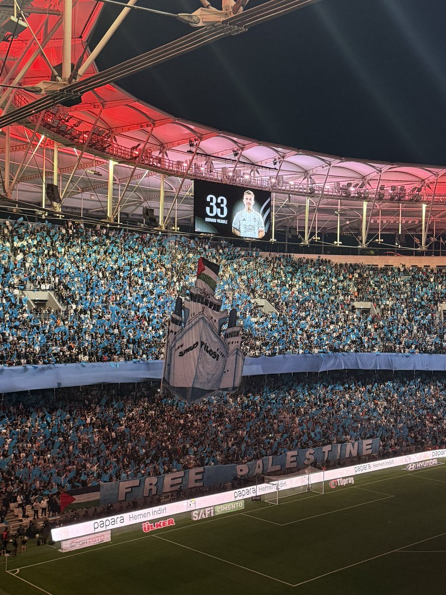 🇵🇸 Beşiktaş tribünlerinden Fenerbahçe derbisi öncesinde Filistin’e destek koreografisi! #BJKvFB