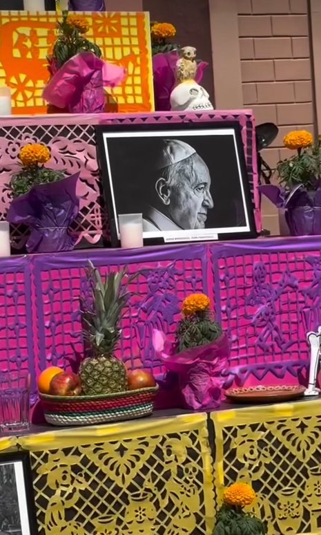 La <a href="/EmbaMexAr/">Embajada de México en Argentina</a> puso en la ofrenda del día de muertos al Papa Francisco. Todavía tienen tiempo de ir hoy el Centro Cultural Recoleta, está bien bonito lo que montaron. ❤️🇦🇷🇲🇽💀☠️🪦
Foto: soliscagliola