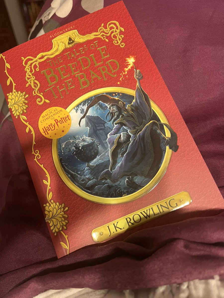 Co jsem si tak asi mohla koupit v Anglii jejího než knihu? 😅 

A podzim je ke čtení bajek jako stvořený. 

#HarryPotter