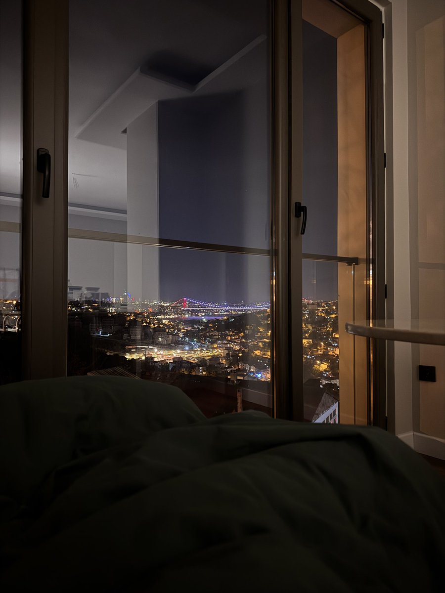 Şaka maka köprü manzaralı evim var ve yorganın altında şu manzaraya karşı uyuyakalmışımmm🥹🥹🥹