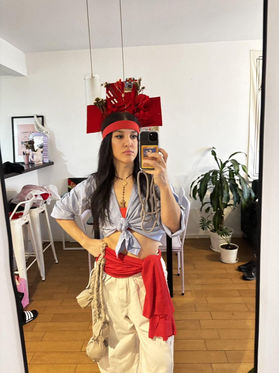 okiagostina's tweet image. Desgraciadamente yo no conocía la regla de las mujerzuelas así que aparecí vestida así