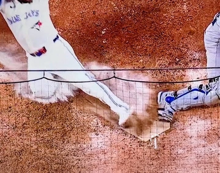 arrabi27's tweet image. Last night it came down to inches...literally 

A few seconds before this photo, his foot was off the base.

#WorldSeries
#GameofInches
