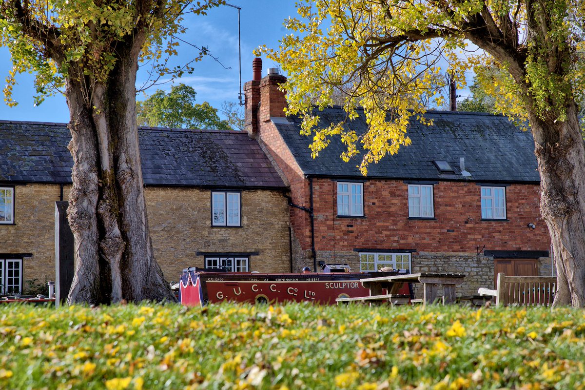 Historic narrow boat Sculptor basking in the afternoon #Autumn sunshine at Stoke Bruerne on Saturday.
#chasingtheboats 
#canalphotography 
<a href="/CanalRiverTrust/">Canal & River Trust</a> 
<a href="/HistoricNBClub/">HNBC</a> 
<a href="/NatHistShips/">National Historic Ships UK</a> 
<a href="/StokeBruerne01/">Stoke Bruerne Canal Village</a> 
<a href="/towpathtalk/">Towpath Talk</a> 
<a href="/waterwaysworld/">Waterways World</a>