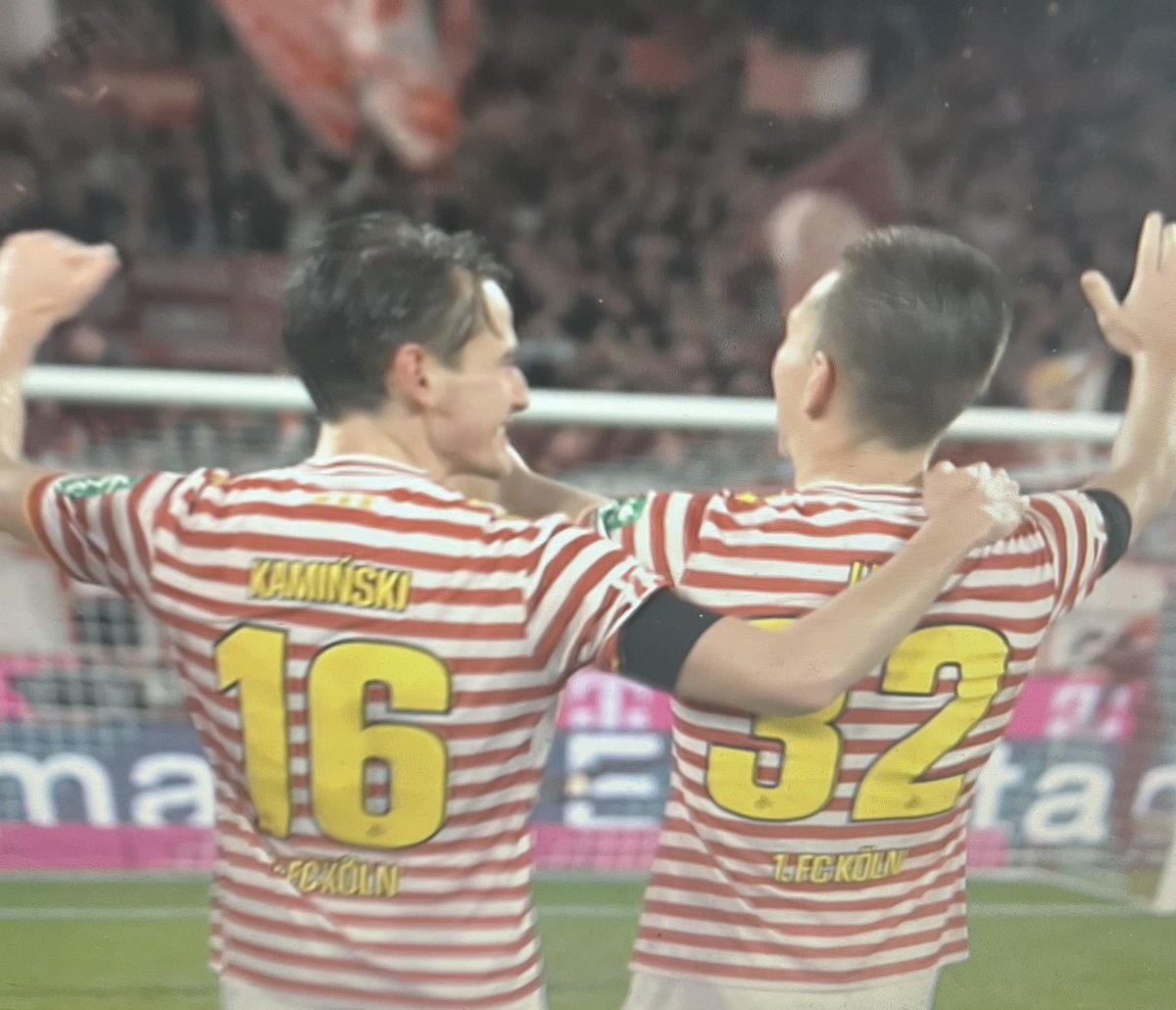Ależ mecz Jakuba Kamińskiego! Gol i asysta! Wielka rola w wygranej FC Köln z HSV 4:1. Były „highlights” ze strony Polaka, ale i ciężka harówka na prawym wahadle, gdzie przez 67 minut walczył z skrzydłowym HSV, Dompé. Później trener kolończyków, Łukasz Kwaśniok przesunął „Kamyka”